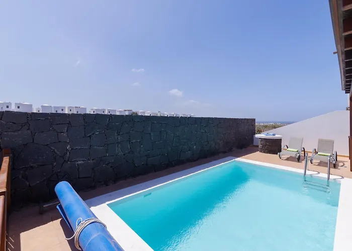 234 - Reinosa By Now Ltd * Playa Blanca (Lanzarote)